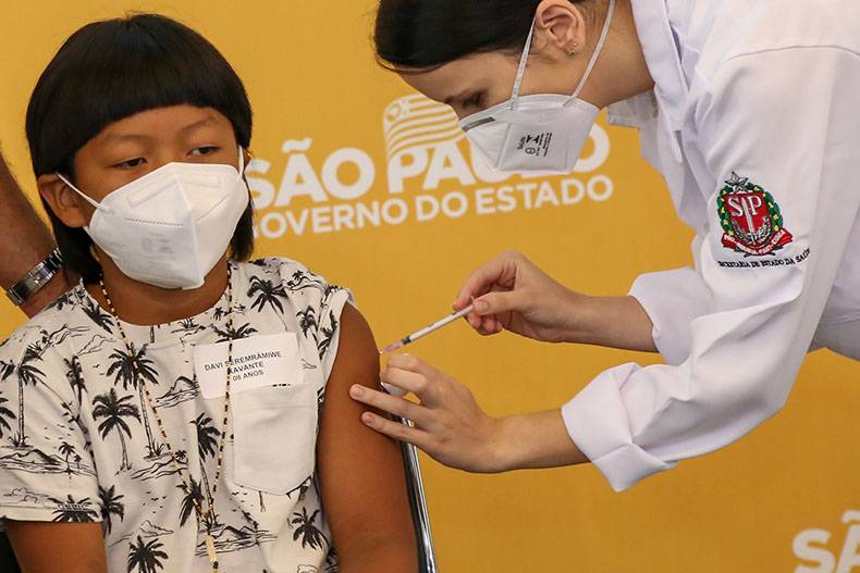 Davi Seremramiwe Xavante, de 8 anos, mora em São Paulo e foi o primeiro a ser vacinado no Brasil